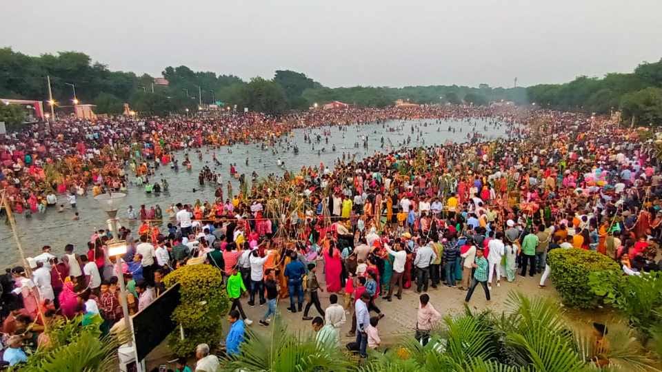Crowd Of Devotees Gathered In Chandigarh For Sandhya Arghya