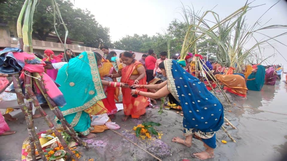 Chhath Puja 2022 Devotees To Offer Arghya To Surya Dev at Yamuna ghats in Agra
