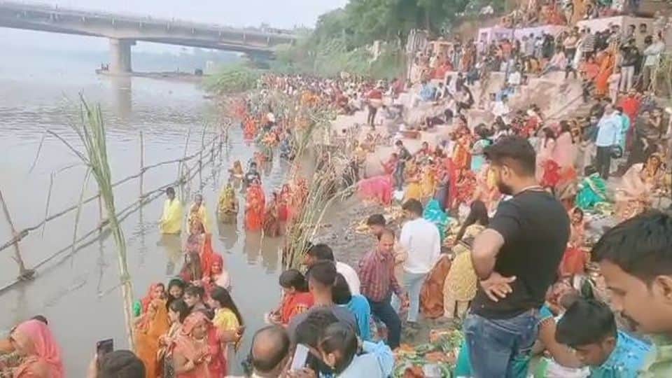 Chhath Puja 2022 Devotees To Offer Arghya To Surya Dev at Yamuna ghats in Agra