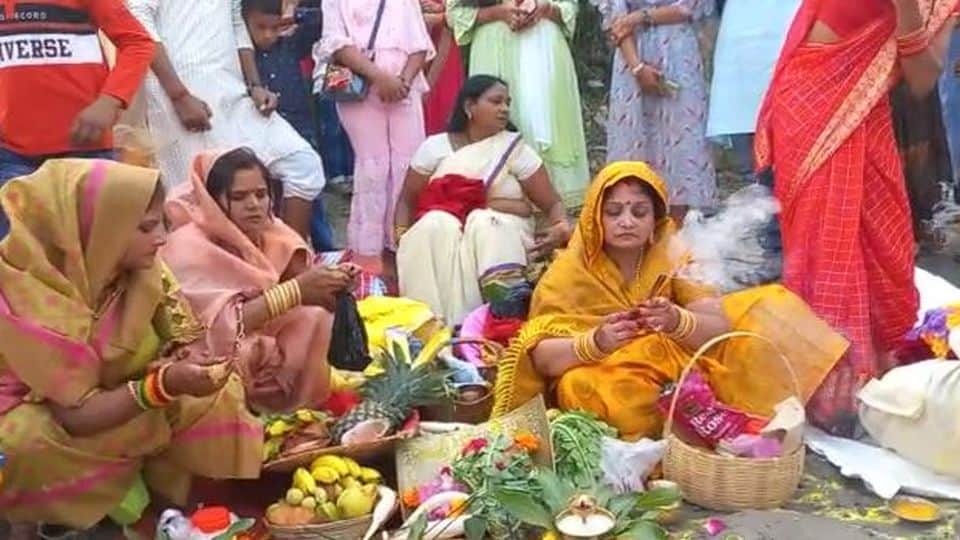 Chhath Puja 2022 Devotees To Offer Arghya To Surya Dev at Yamuna ghats in Agra