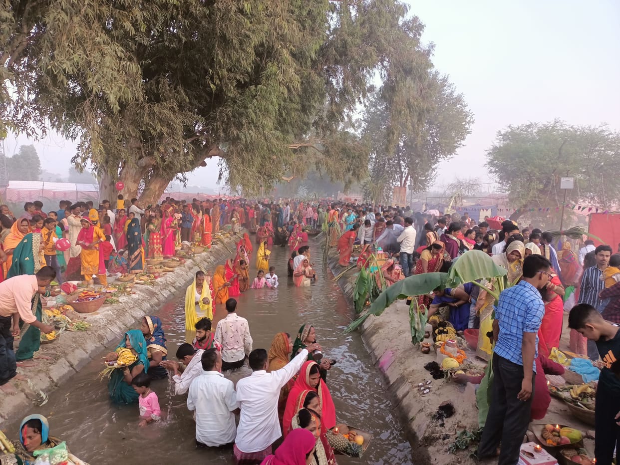 Chhath Puja: Crowd of devotees gathered at the ghats, offered Arghya to the setting sun