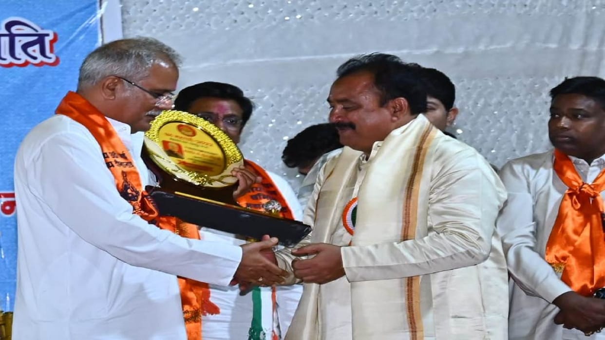 CM Baghel involved in Chhath festival celebrations organized at Mahadev Ghat