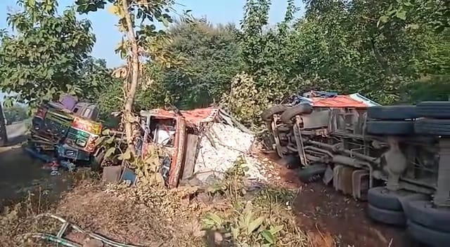 Three trucks collided with a truck at the ghat, and... the goods of all four were scattered at the same place