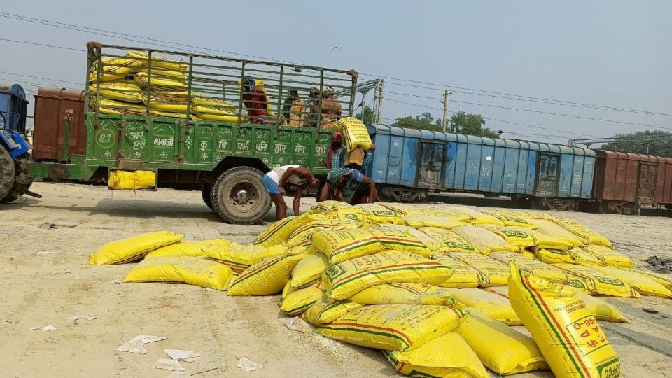 DAP rack in Gorakhpur 2010 MT fertilizer found