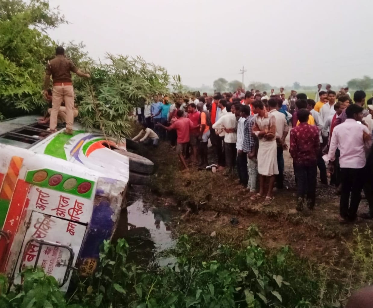 Banda: Uncontrollable private bus overturns in Khanti, 25 injured
