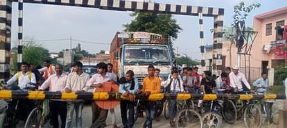 फोटो29एयूआरपी 30- क्रासिंग खुलने के इंतजार में खड़े लोग व पीछे लगी वाहनों की लाइन। संवाद