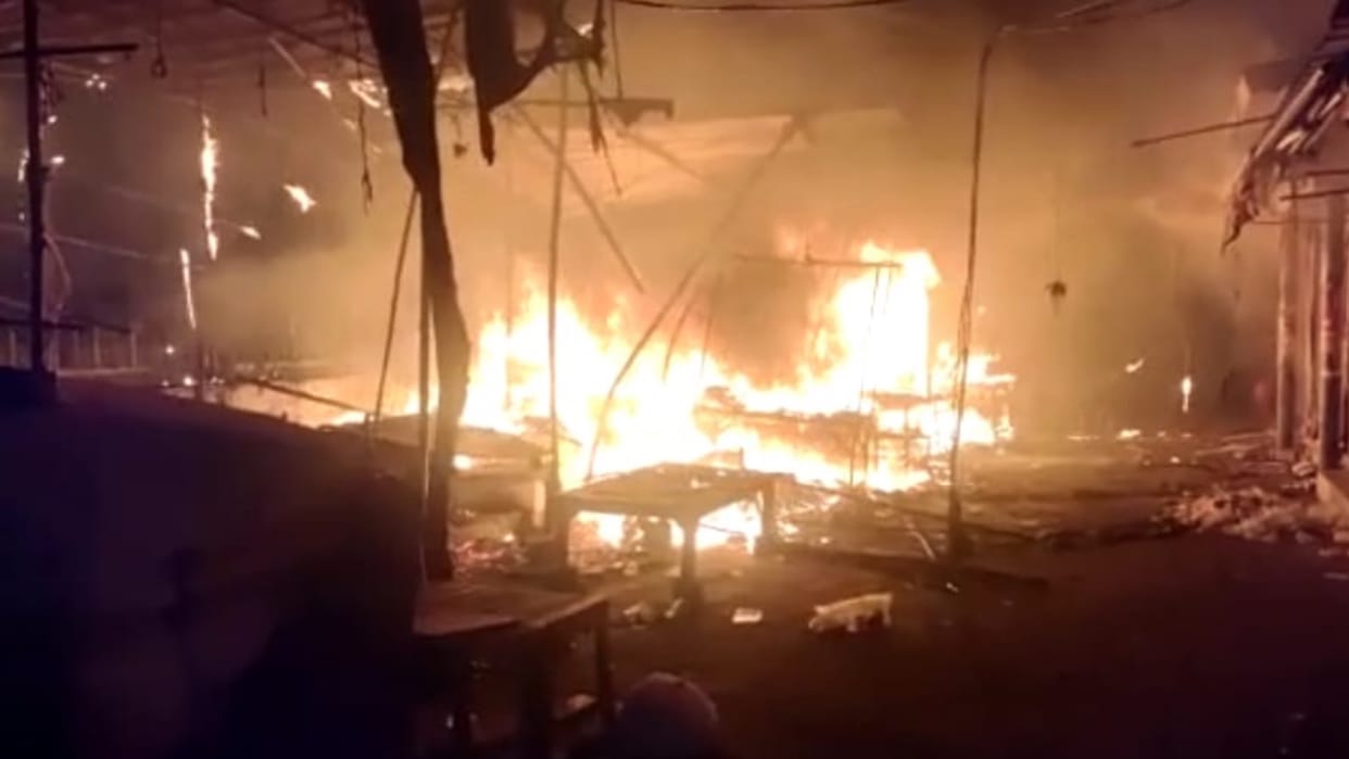 25 Patari shops burned in chandan nagar market in Lucknow.