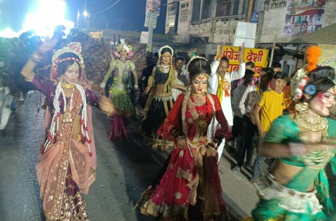 Mainpuri: Shri Ram's procession came out with pomp, flowers rained