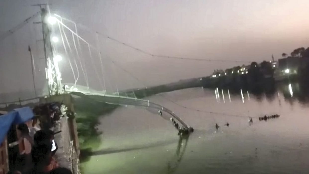 Gujarat Morbi Bridge on River collapses many gets in water news in hindi