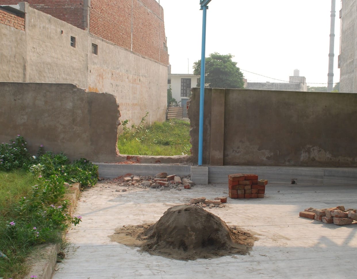 Hathras: Controversy over removing the gate of the mosque in the park of the colony