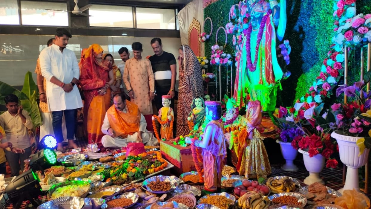 Annakoot festival in Kubereshwar Mahadev temple of Sehore thousands of devotees arrived to receive Prasad
