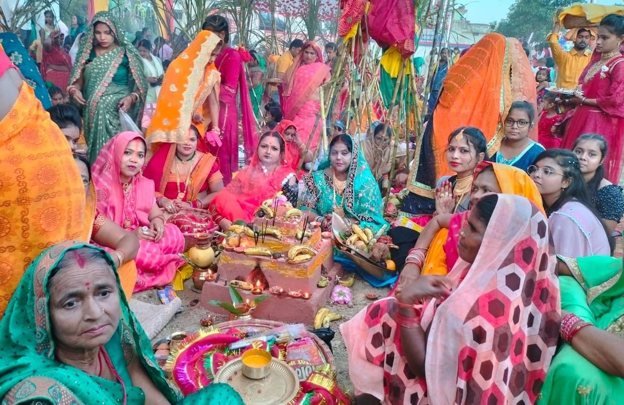 devotees offered arghya to sun on chhath