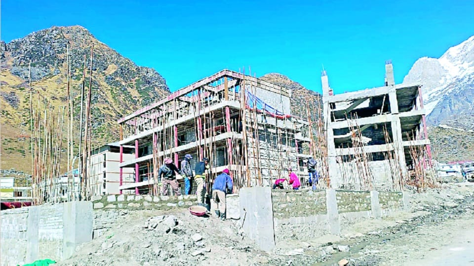 Uttarakhand News: 350 workers doing construction work   in Kedarnath during Bitter cold winter