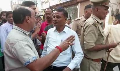 लाल सराय में फुटपाथ पर लगी ठेली हटाने पहुंचे पालिका कर्मियों होती नोकझोंक। संवाद