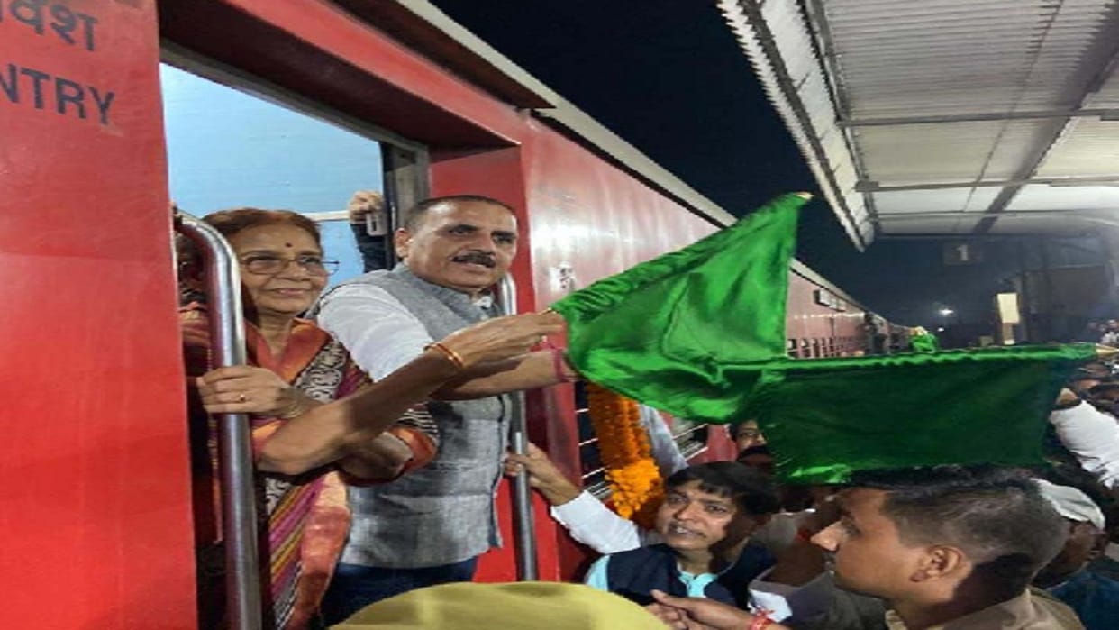 Chauri Chaura stoppage started in Manouri, MP Keshari and Vinod flagged off