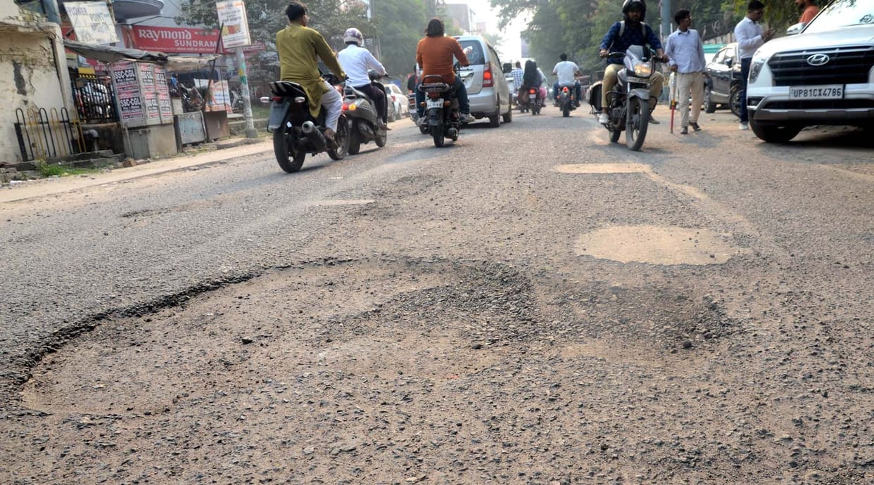 After the resentment, the work of filling the potholes of the roads in Aligarh started