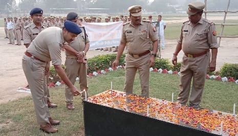 Salute the martyrs by lighting a candle in the police line, songs sung