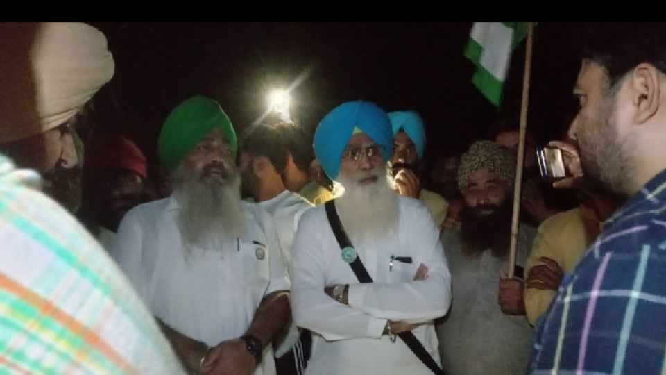 Farmers held a team of officers hostage in Faridkot