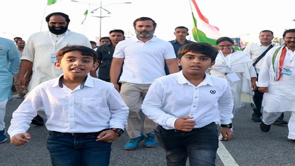 Bharat Jodo Yatra: Rahul Gandhi race with children and workers, Congress said- 'Won't let India fall apart'