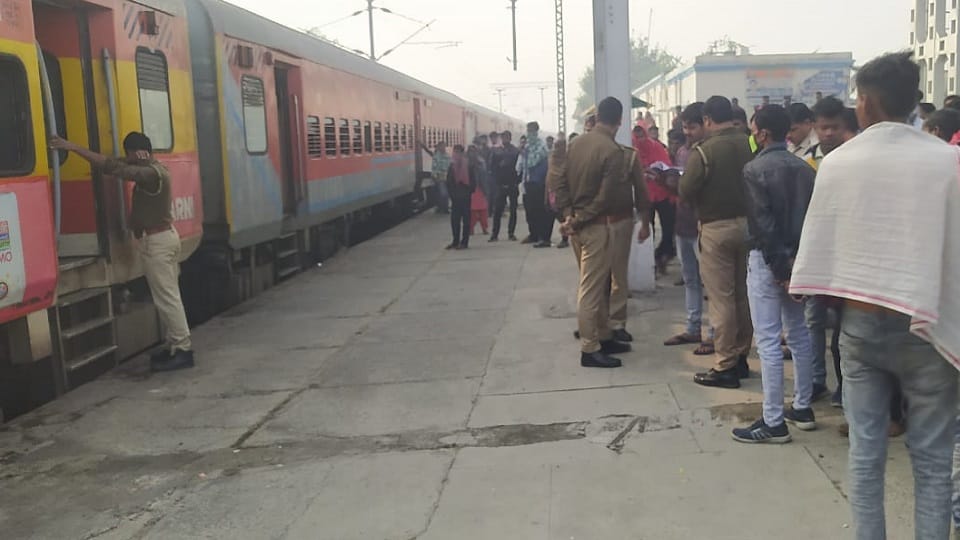 Shahjahanpur News dead body found in jansewa express train