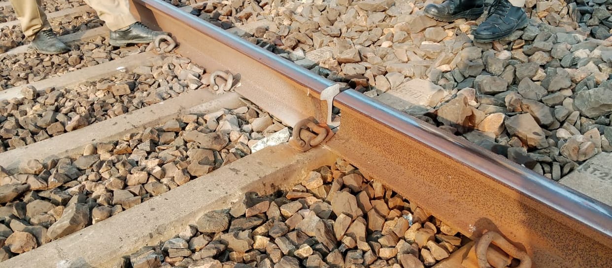 Punjab Mail passes through broken track, accident averted