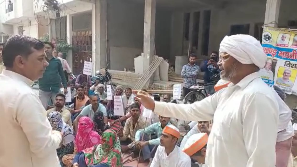 Muzaffarnagar: Hundreds of people sitting on dharna at the residence of Minister of State Kapil Dev Agarwal