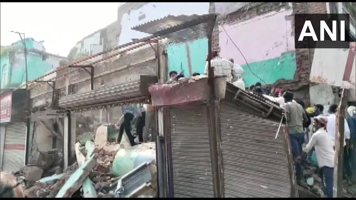 two-storey Building collapses in Amravati city of Maharashtra several killed and injured news in hindi