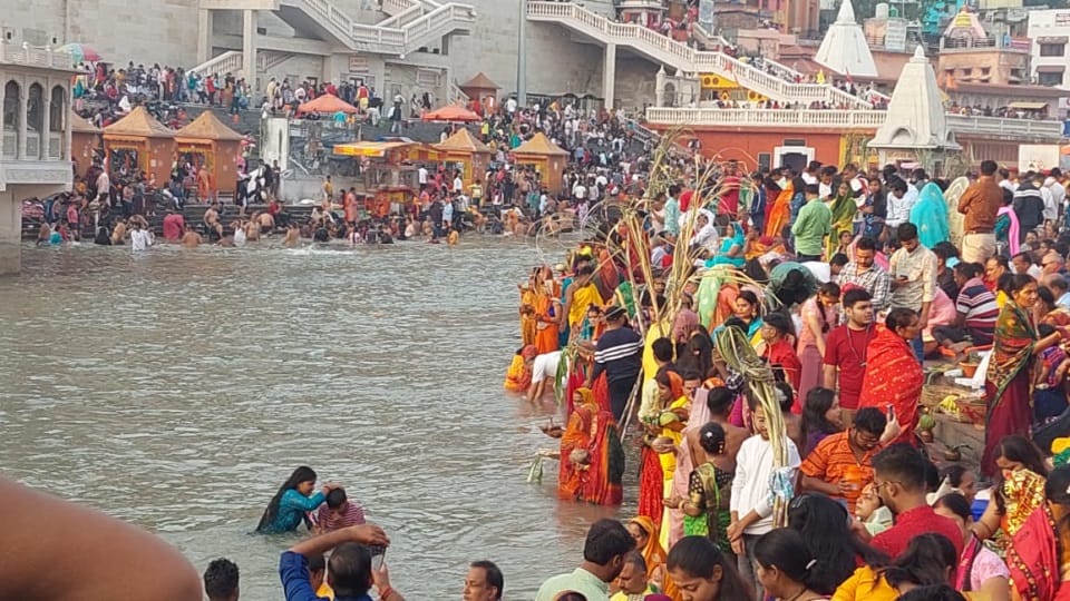 Chhath Puja 2022: Huge Crowd of devotees gathered at ganga ghats in Uttarakhand for Sunset puja