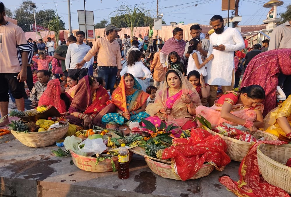 Chhath Puja 2022: Huge Crowd of devotees gathered at ganga ghats in Uttarakhand for Sunset puja