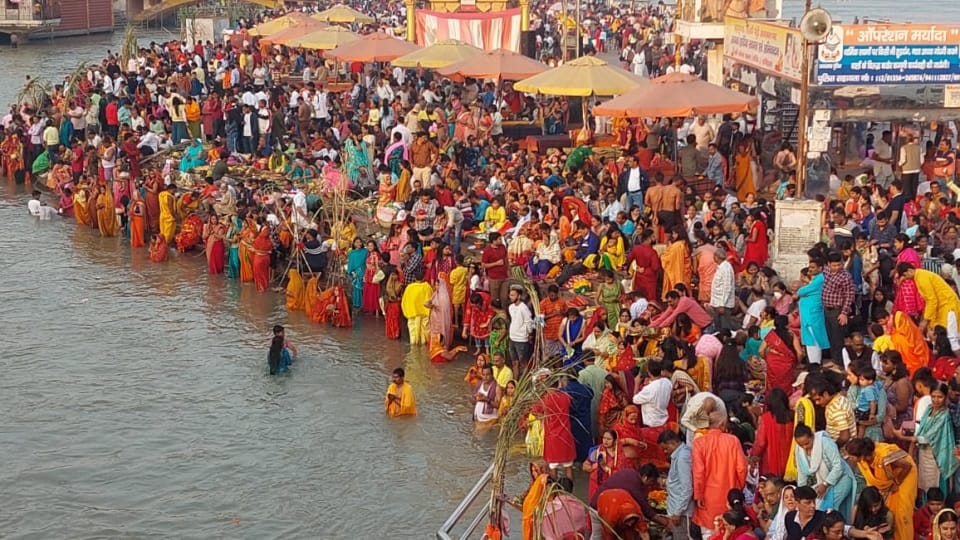 Chhath Puja 2022: Huge Crowd of devotees gathered at ganga ghats in Uttarakhand for Sunset puja