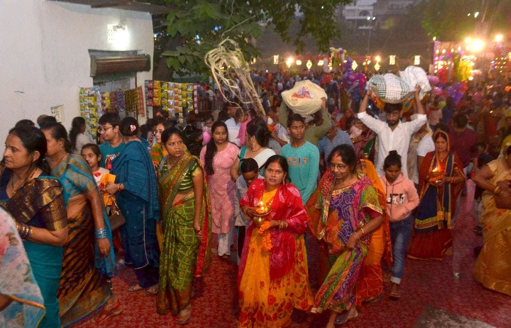 Chhath Puja 2022 celebration in Kashi varanasi offered Arghya to setting sun see in  PHOTOS