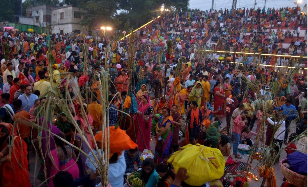 Chhath Puja 2022 celebration in Kashi varanasi offered Arghya to setting sun see in  PHOTOS