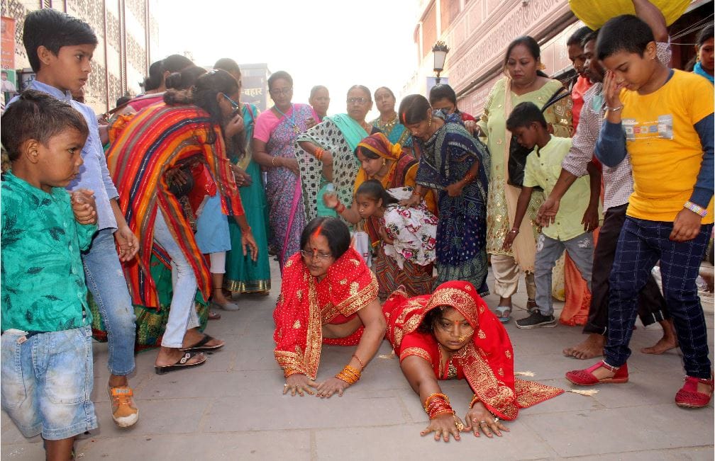 Chhath Puja 2022 celebration in Kashi varanasi offered Arghya to setting sun see in  PHOTOS