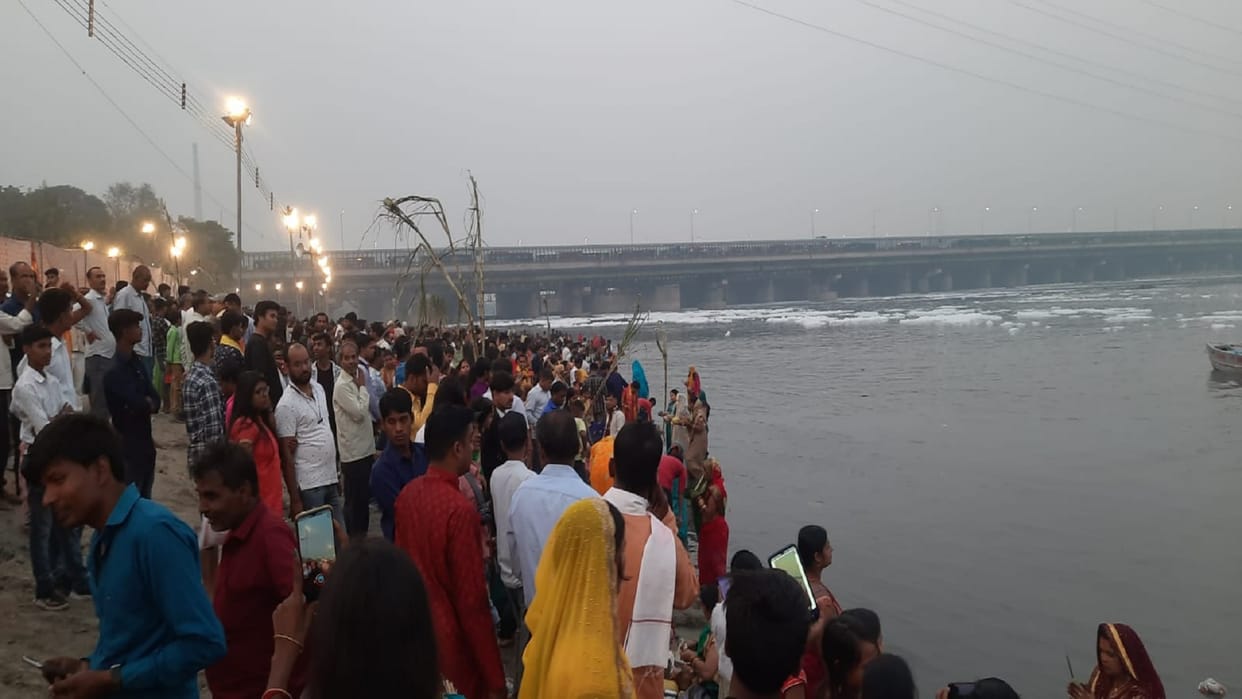 Delhi Flood of faith in the ghats Chhath devotees offered Arghya to the rising sun in Yamuna
