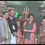 परिवर्तन प्रतिज्ञा महारैली में प्रियंका गांधी।