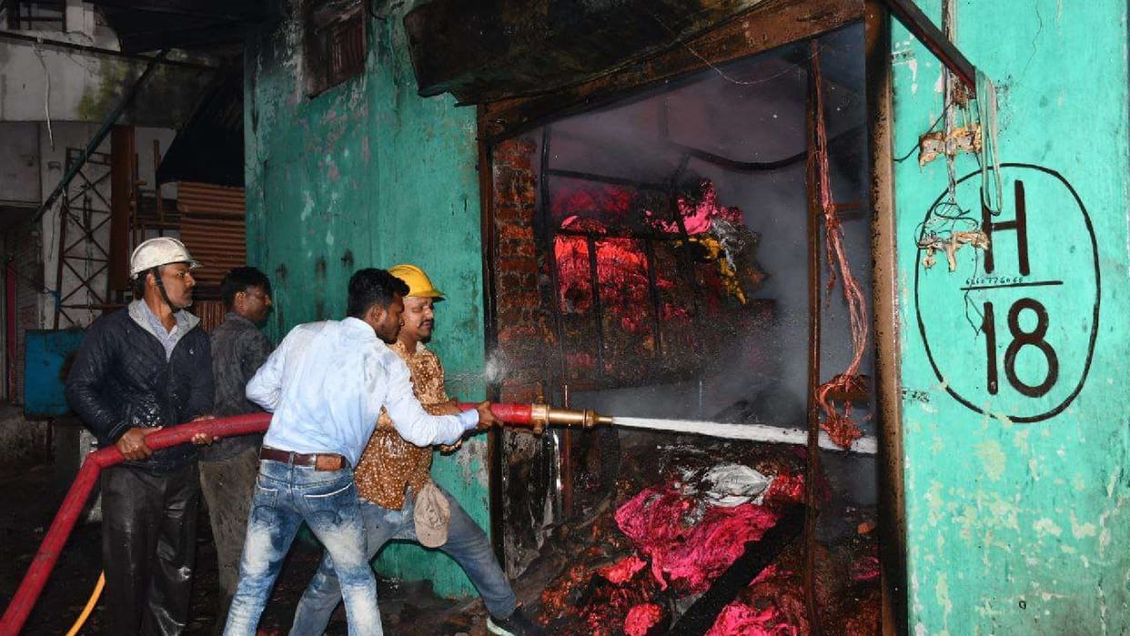 Fire broke out in Tent House godown late night in Satna was found under control after four hours of hard work
