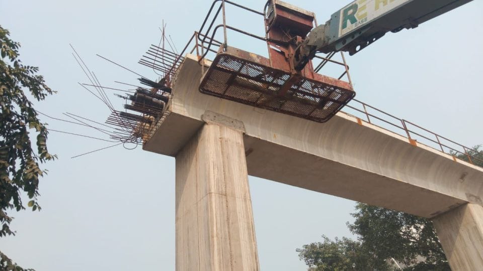 man injured due to heavy part of the welding machine fell from the metro station under construction in Agra