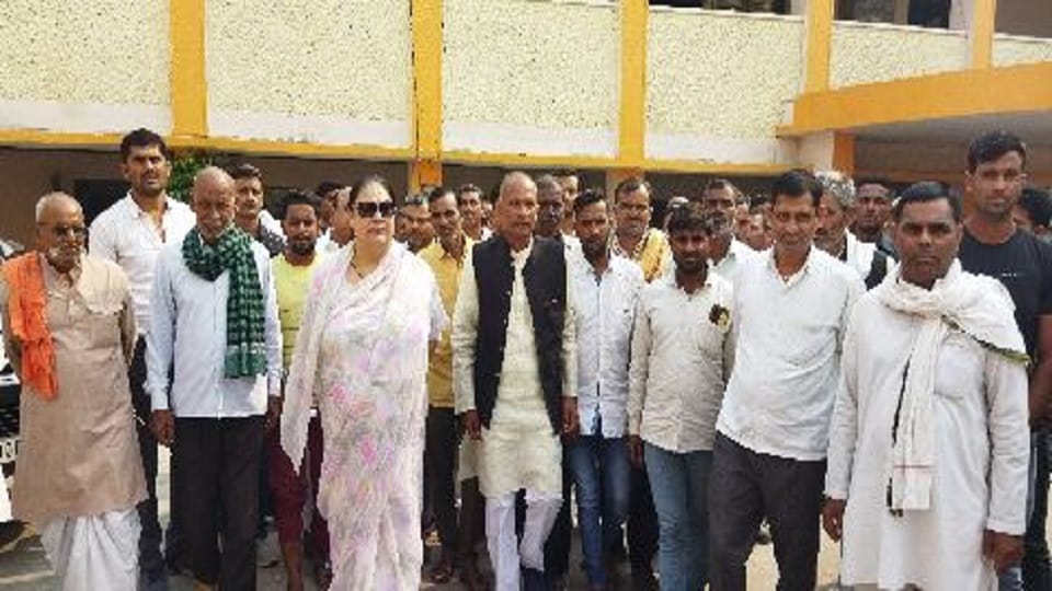 Policemen showered batons on asking for money for eggs in agra
