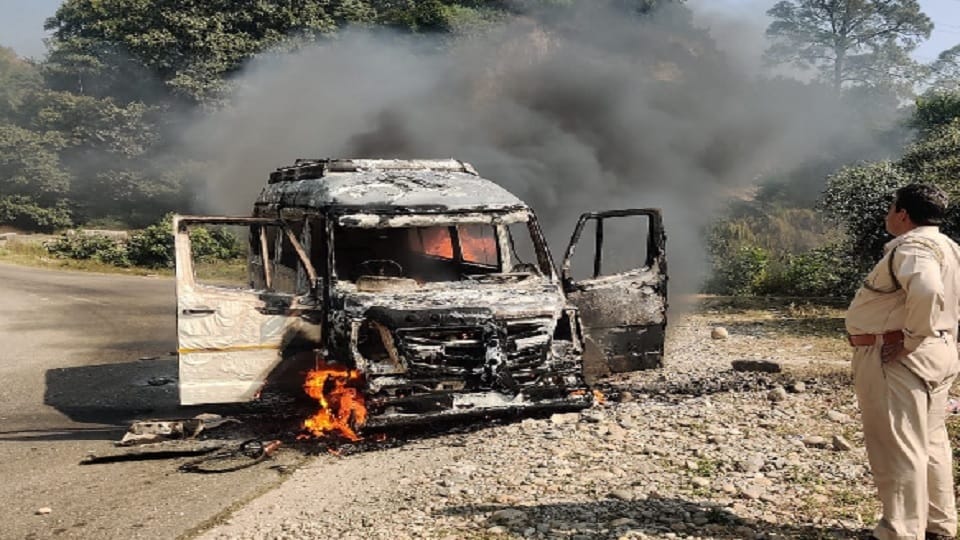 Vehicles carrying passengers caught fire in Akhnoor, passengers barely saved