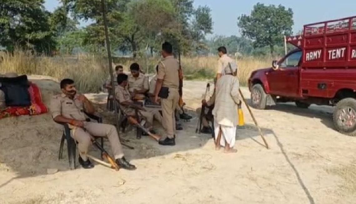 Five policemen injured in stone pelting after attempting to remove hanuman idol in ballia