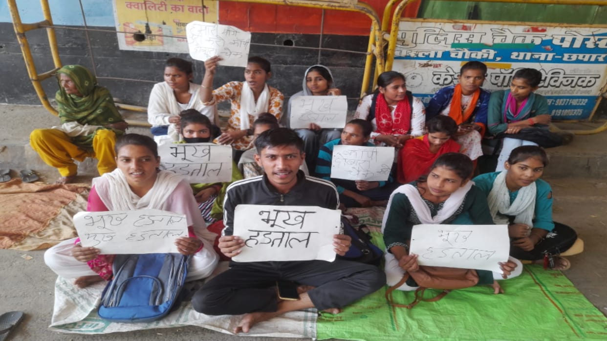 Muzaffarnagar: Students of CCSU sat on hunger strike after failing in drawing