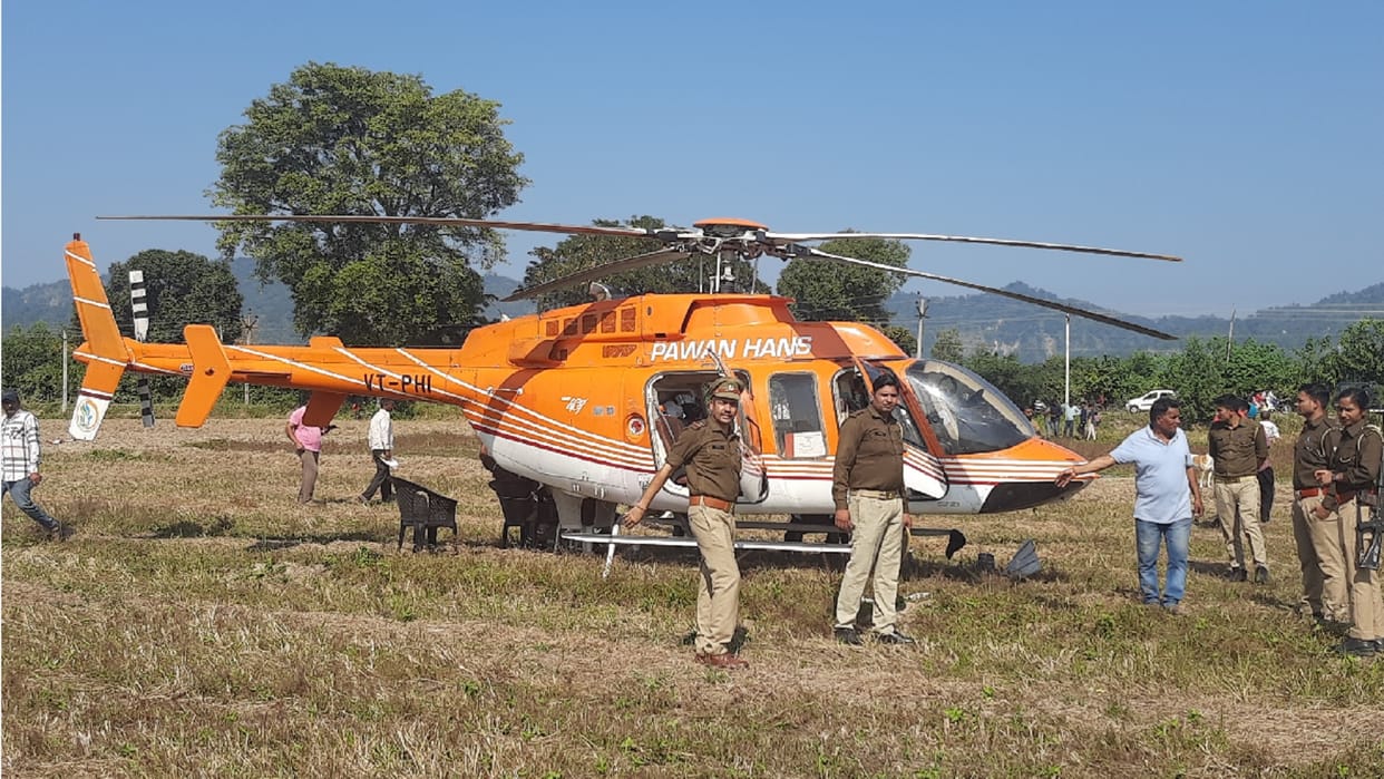 UP: Emergency landing of helicopter in Afzalgarh of Bijnor and see images