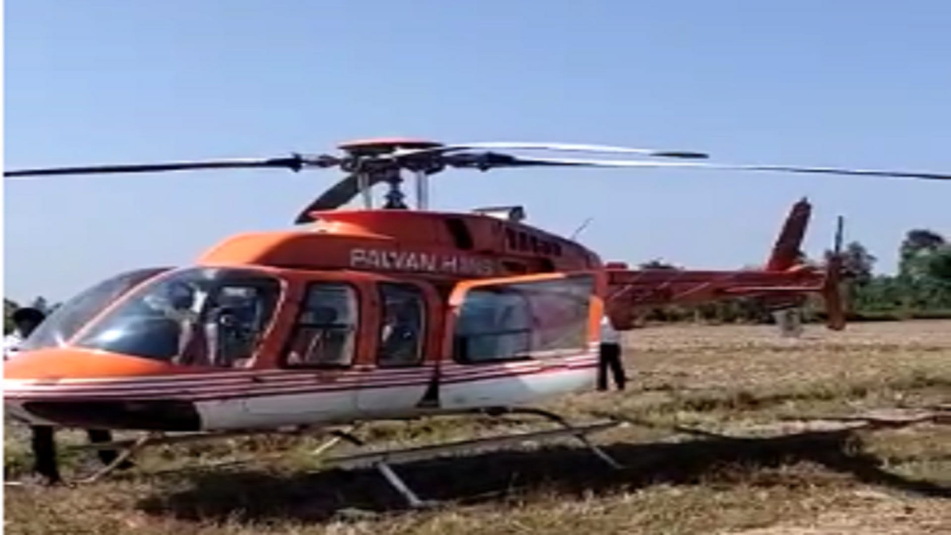 UP: Emergency landing of helicopter in Afzalgarh of Bijnor and see images