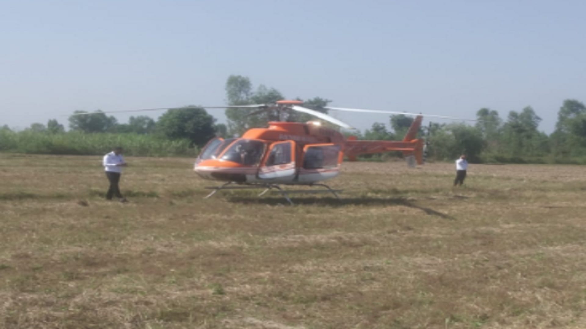 UP: Emergency landing of helicopter in Afzalgarh of Bijnor and see images