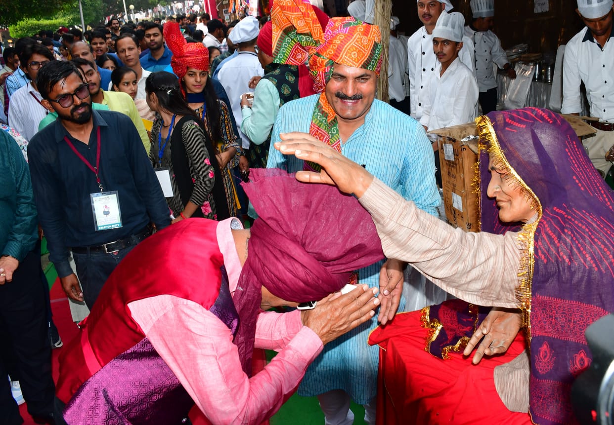 Film actor Rajendra Gupta tastes Haryanvi Churma, tastes of Lassi, Kurukshetra