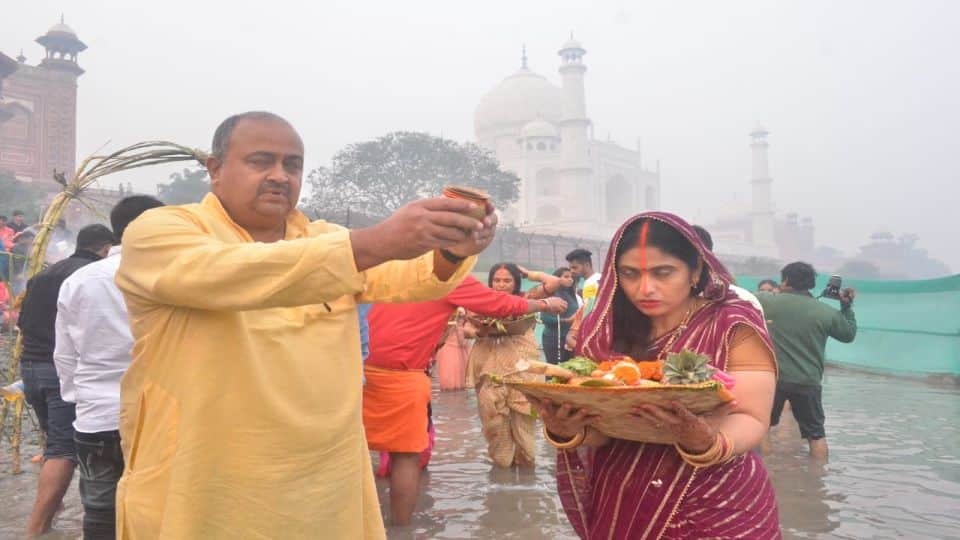 Chhath Puja 2022 Devotees To Offered Arghya To Surya at Yamuna ghats in the morning in Agra