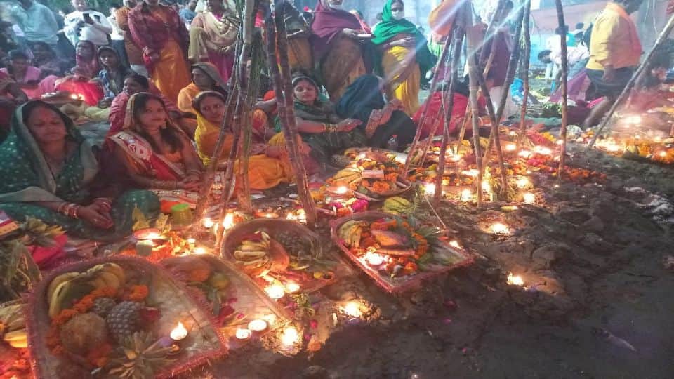 Chhath Puja 2022 Devotees To Offered Arghya To Surya at Yamuna ghats in the morning in Agra