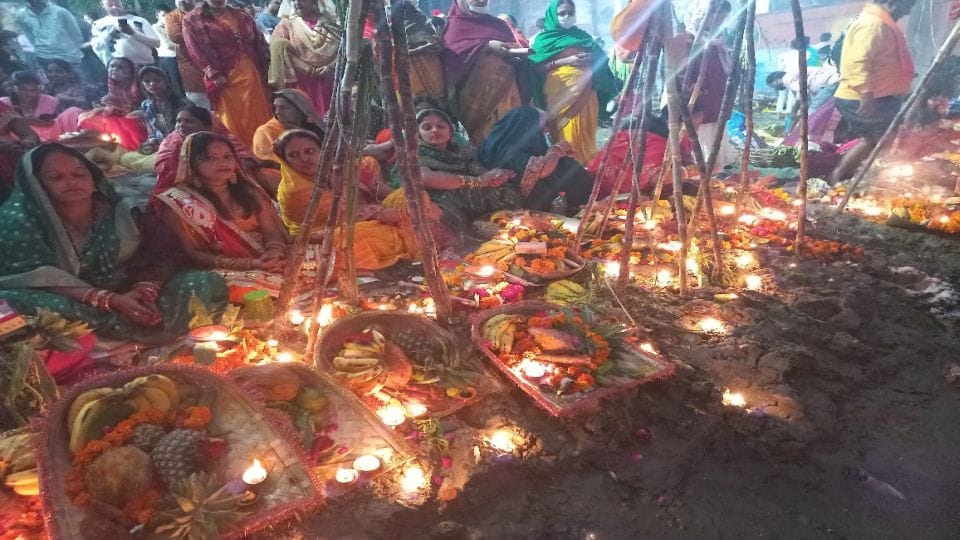 Chhath Puja 2022 Devotees To Offered Arghya To Surya at Yamuna ghats in the morning in Agra