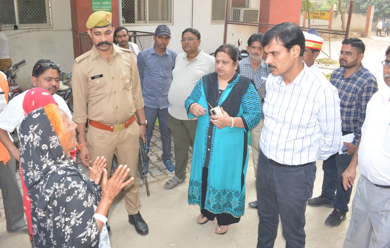 Hardoi, Doctors wear I card, so that patients can be identified