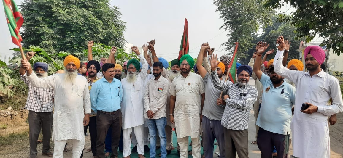 Patwari reached the fields, got a complaint of burning stubble, the farmers protested